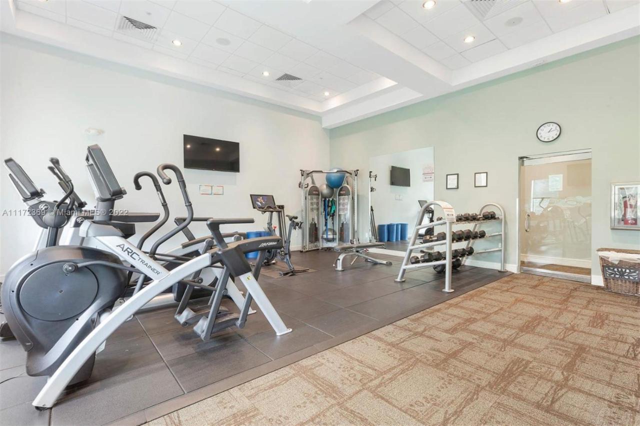Modern Private Studio - King Bed, Jacuzzi, Balcony And Pool Aparthotel Miami Buitenkant foto
